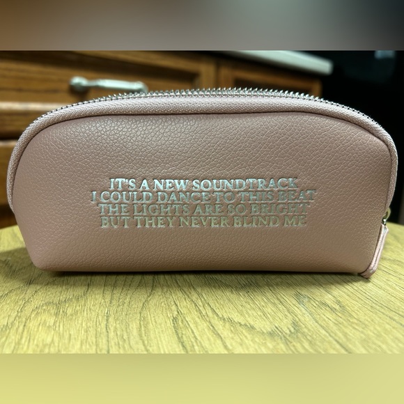 Official TS 1989 Sunglasses with carrying case - Picture 3 of 5